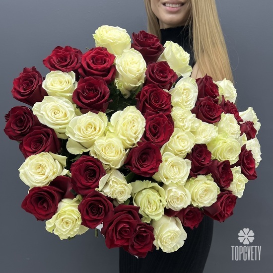Букет из 51 белой и красной роз микс 70см
