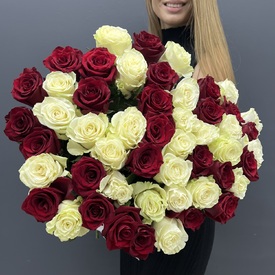 Букет из 51 белой и красной роз микс 70см