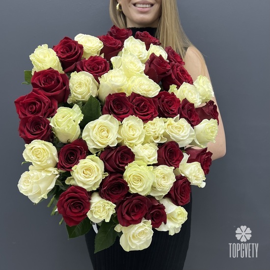 Букет из 51 белой и красной роз микс 70см