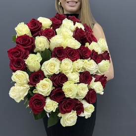 Букет из 51 белой и красной роз микс 70см