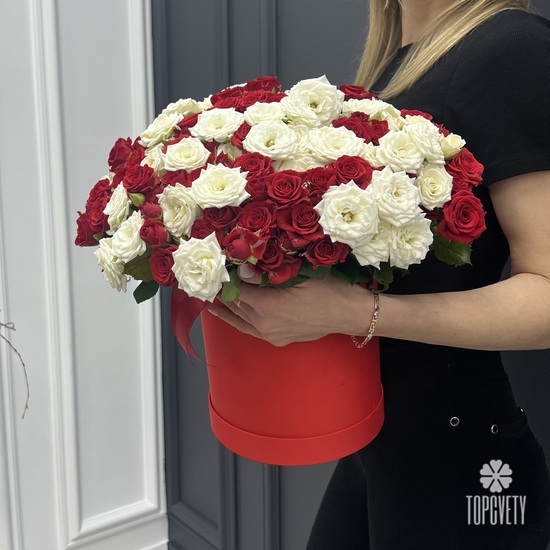 Композиция из 51 кустовой розы в коробке 