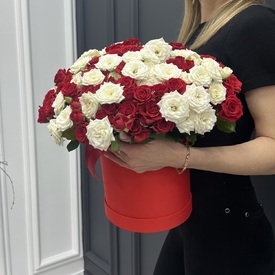 Композиция из 51 кустовой розы в коробке 