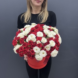 Композиция из 51 кустовой розы в коробке 