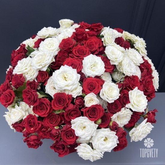 Композиция из 51 кустовой розы в коробке 