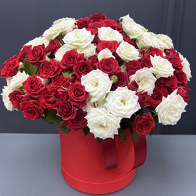 Композиция из 51 кустовой розы в коробке 