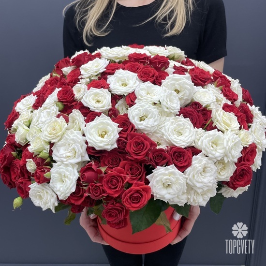 Композиция из 101 кустовой розы микс в коробке 