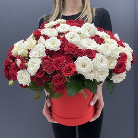 Композиция из 101 кустовой розы микс в коробке 