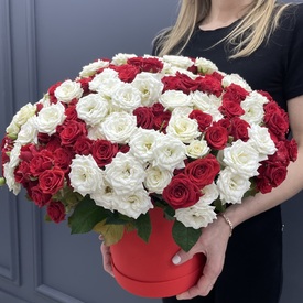 Композиция из 101 кустовой розы микс в коробке 