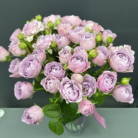 Букет из 9 пионовидных сиреневых кустовых роз