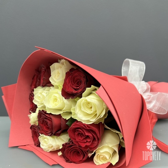 Букет из 15 красных и белых роз 40см