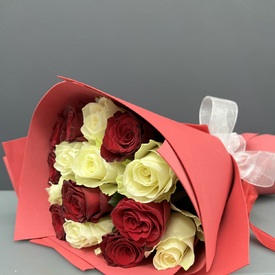 Букет из 15 красных и белых роз 40см