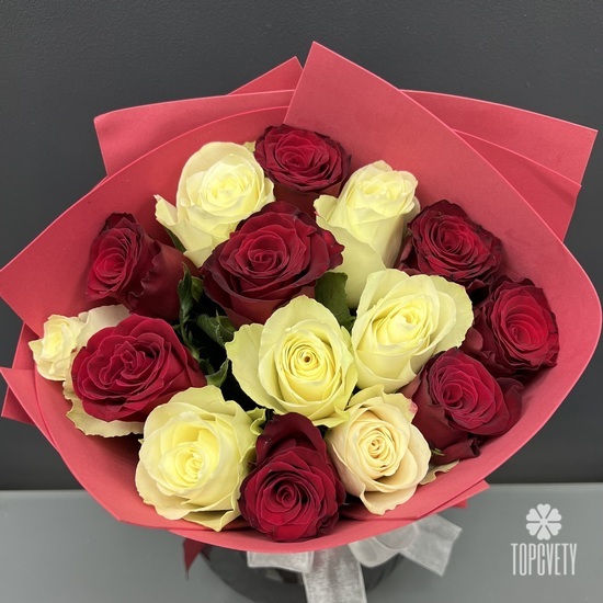 Букет из 15 красных и белых роз 40см