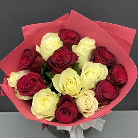 Букет из 15 красных и белых роз 40см