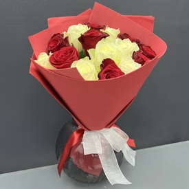 Букет из 15 красных и белых роз 40см