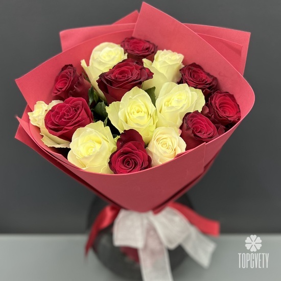 Букет из 15 красных и белых роз 40см