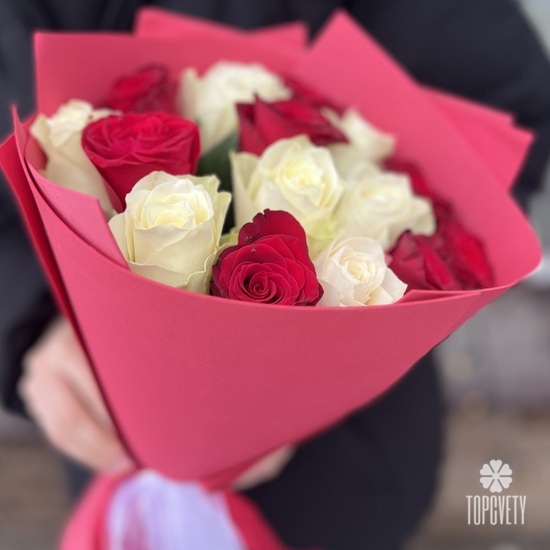 Букет из 15 красных и белых роз 40см