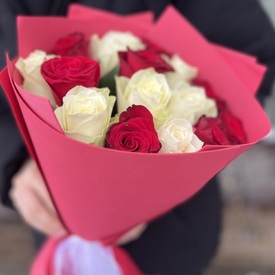 Букет из 15 красных и белых роз 40см
