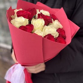 Букет из 15 красных и белых роз 40см
