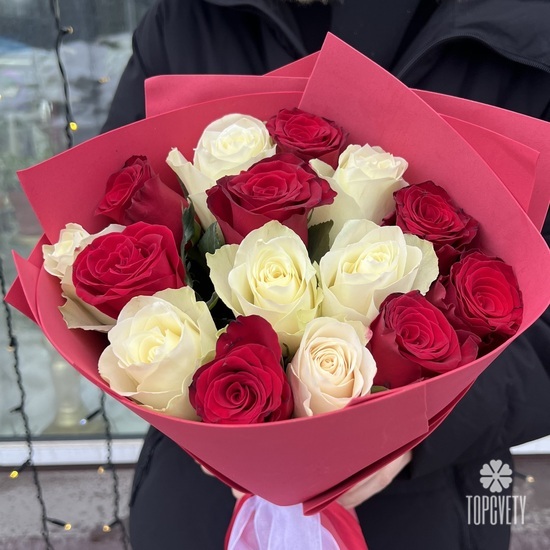 Букет из 15 красных и белых роз 40см