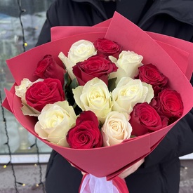 Букет из 15 красных и белых роз 40см