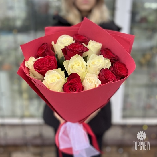 Букет из 15 красных и белых роз 40см
