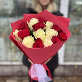 Букет из 15 красных и белых роз 40см
