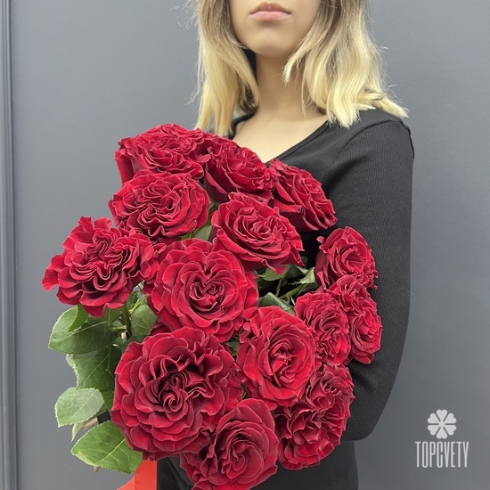 Букет из 15 красных роз пионовидных