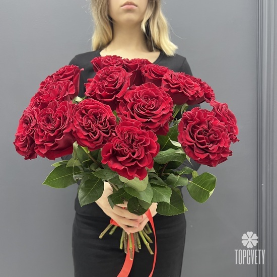 Букет из 15 красных роз пионовидных