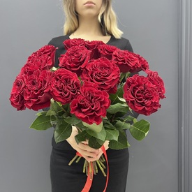 Букет из 15 красных роз пионовидных