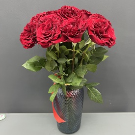 Букет из 15 красных роз пионовидных