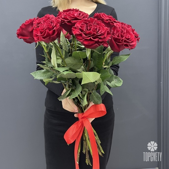 Букет из 15 красных роз пионовидных