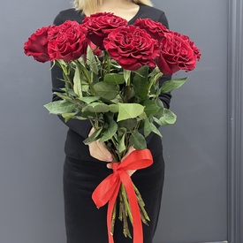 Букет из 15 красных роз пионовидных