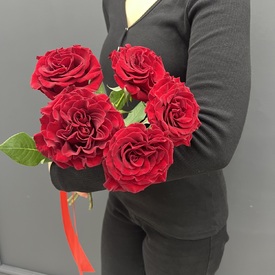 Букет из 5 красных роз пионовидных 60см