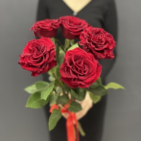 Букет из 5 красных роз пионовидных 60см