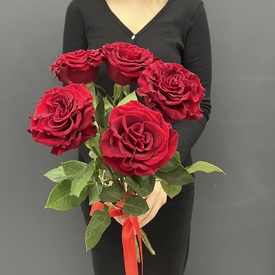 Букет из 5 красных роз пионовидных 60см