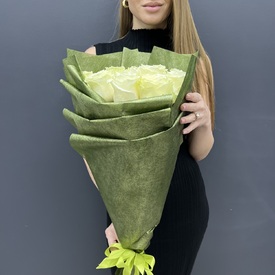 Букет из 11 белых роз Мондиаль 70см