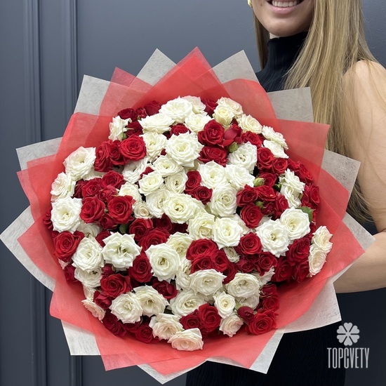 Букет из 101 кустовой красной и белой розы 50см