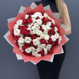 Букет из 101 кустовой красной и белой розы 50см