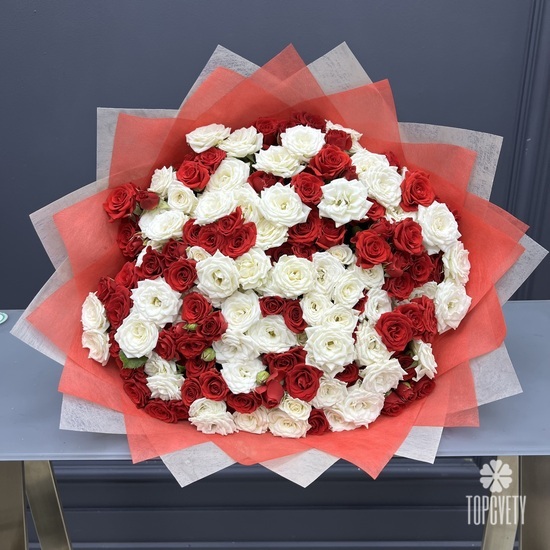 Букет из 101 кустовой красной и белой розы 50см