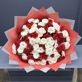 Букет из 101 кустовой красной и белой розы 50см