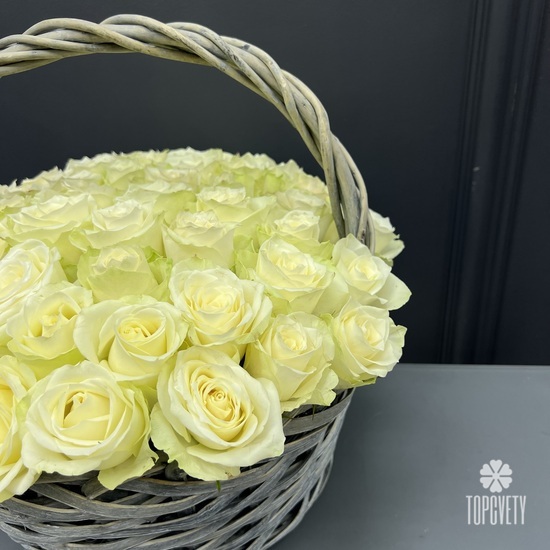 Композиция из 51 белых роз в корзине