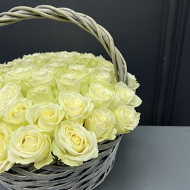 Композиция из 51 белых роз в корзине