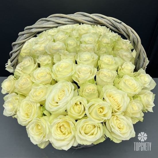 Композиция из 51 белых роз в корзине