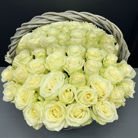 Композиция из 51 белых роз в корзине