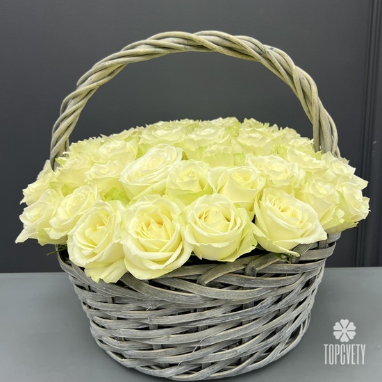 Композиция из 51 белых роз в корзине