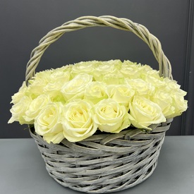 Композиция из 51 белых роз в корзине