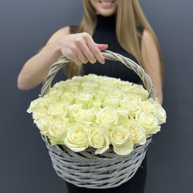Композиция из 51 белых роз в корзине